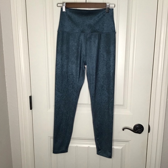 Beyond Yoga Lux High Waist Leggings in Distressed Navy. - Picture 2 of 12